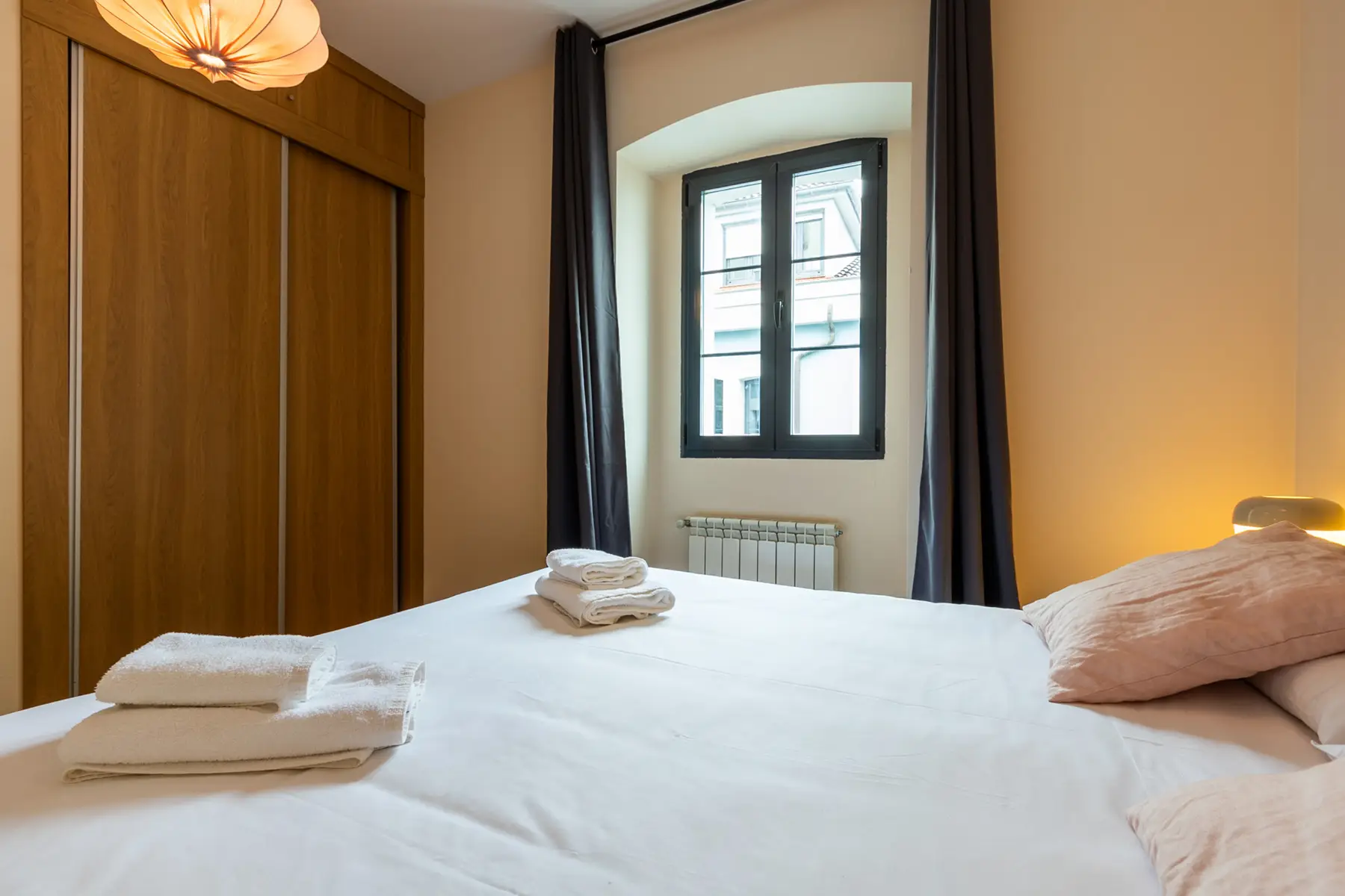 Dormitorio con cama y armario — Apartamento de 2 dormitorios - Estilo A, InsideHome Ciudad de Avilés, Avilés