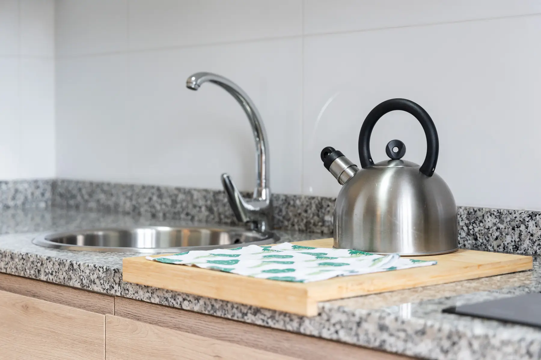 Detalle del fregadero y hervidor — Apartamento de 2 dormitorios - Estilo A, InsideHome Ciudad de Avilés, Avilés