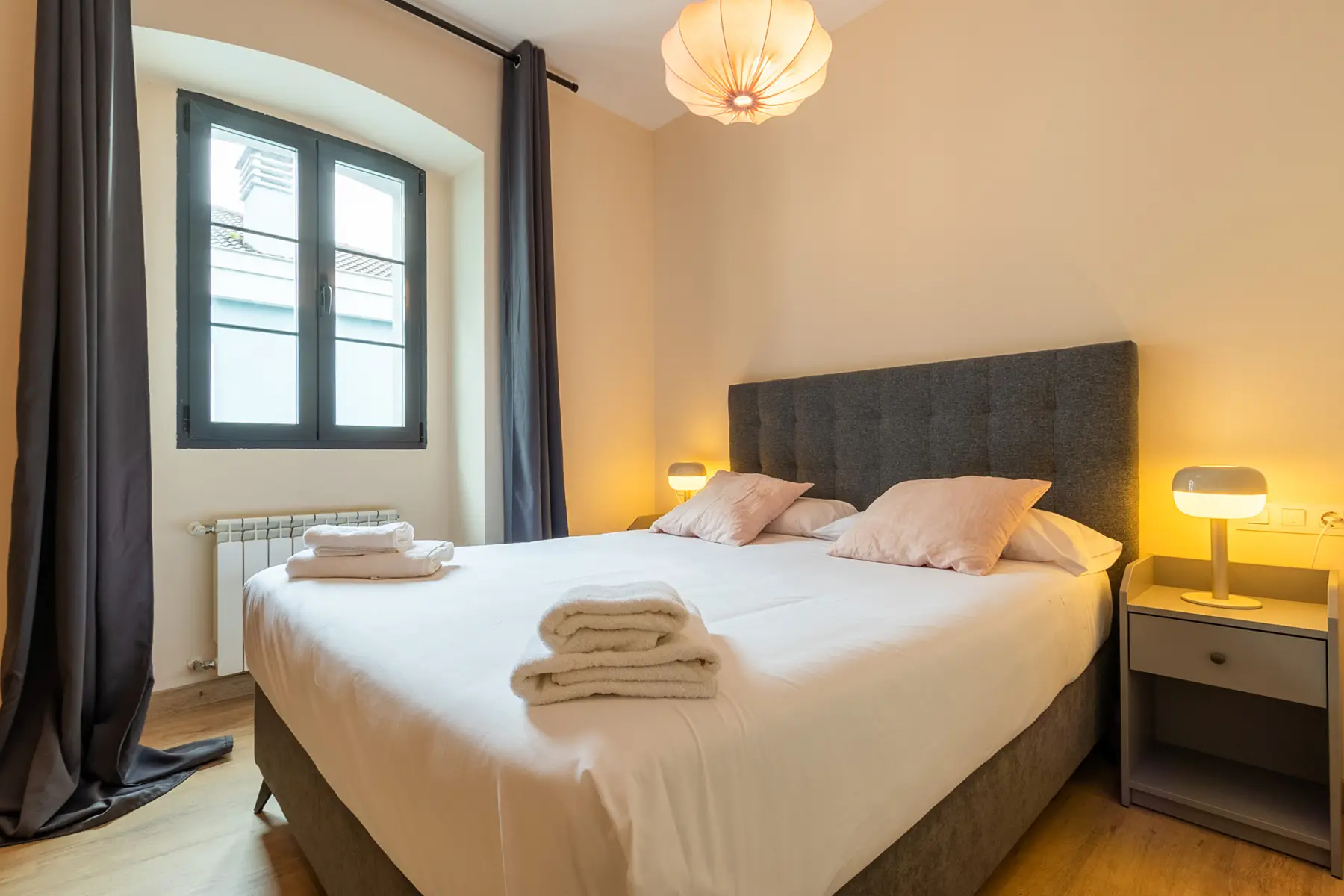 Dormitorio con cama doble — Apartamento de 2 dormitorios - Estilo A, InsideHome Ciudad de Avilés, Avilés