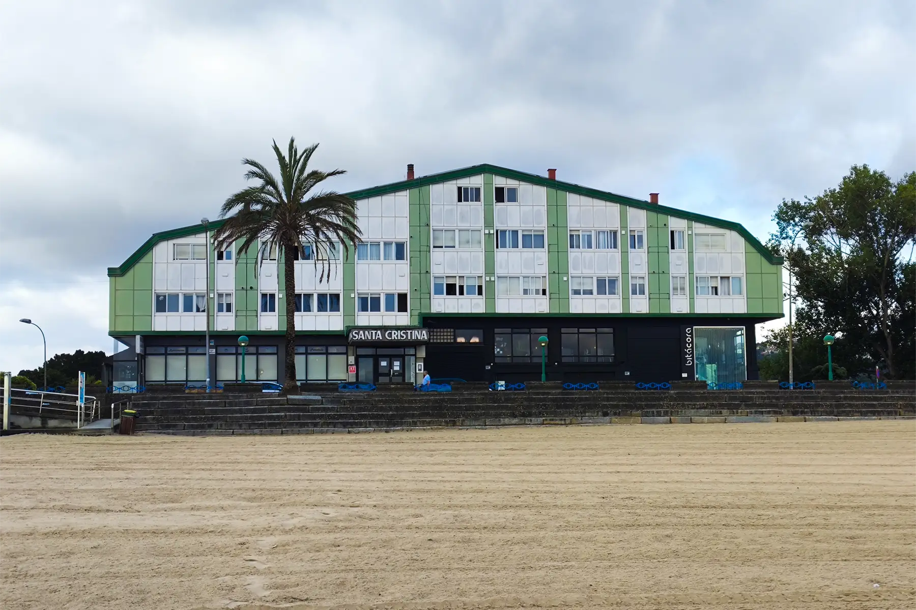 Fachada del edificio frente a la playa — InsideHome Santa Cristina, apartamentos turísticos en Oleiros