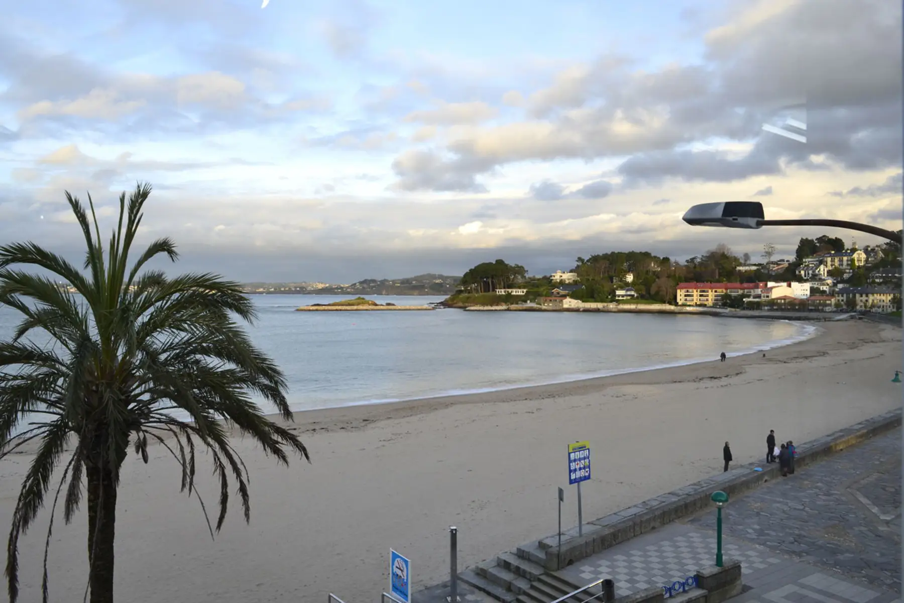 Vistas a la playa y la bahía — InsideHome Santa Cristina, apartamentos turísticos en Oleiros