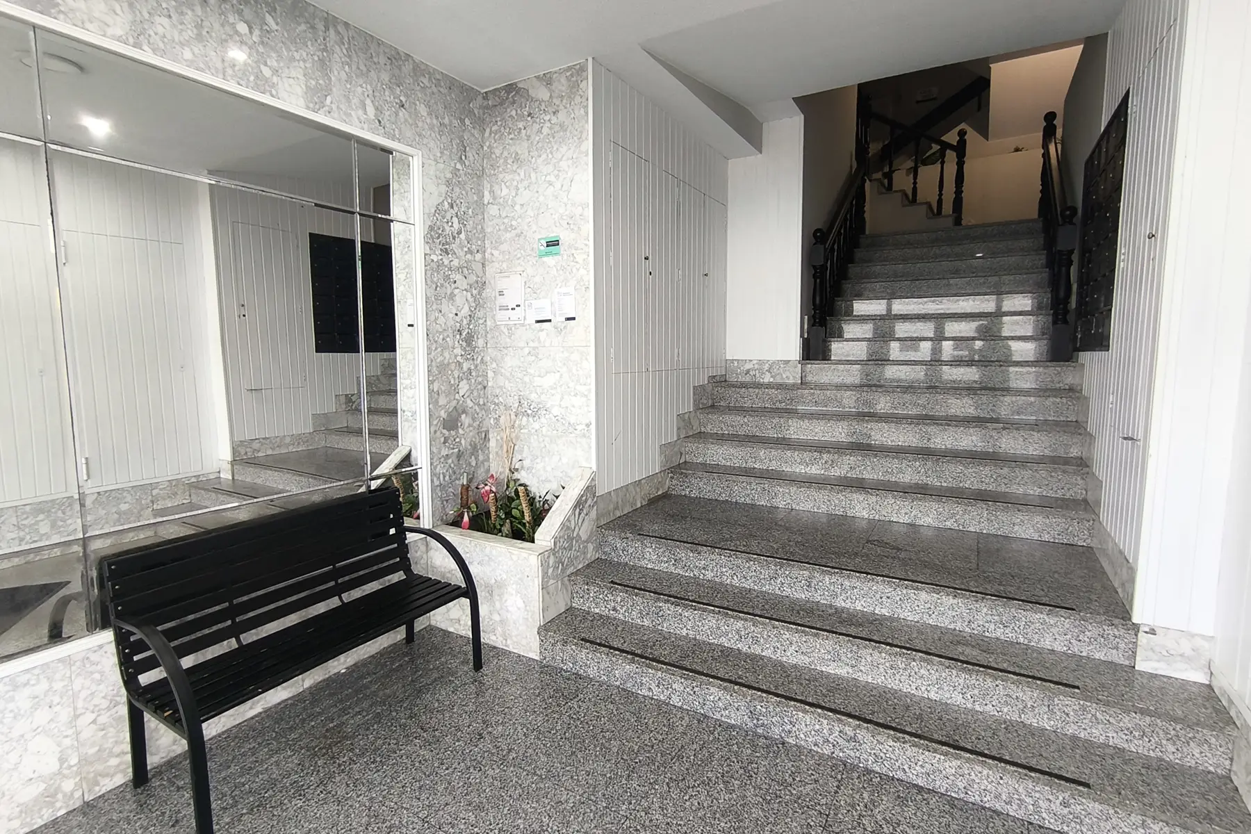 Portal con escaleras y banco — InsideHome Santa Cristina, apartamentos turísticos en Oleiros