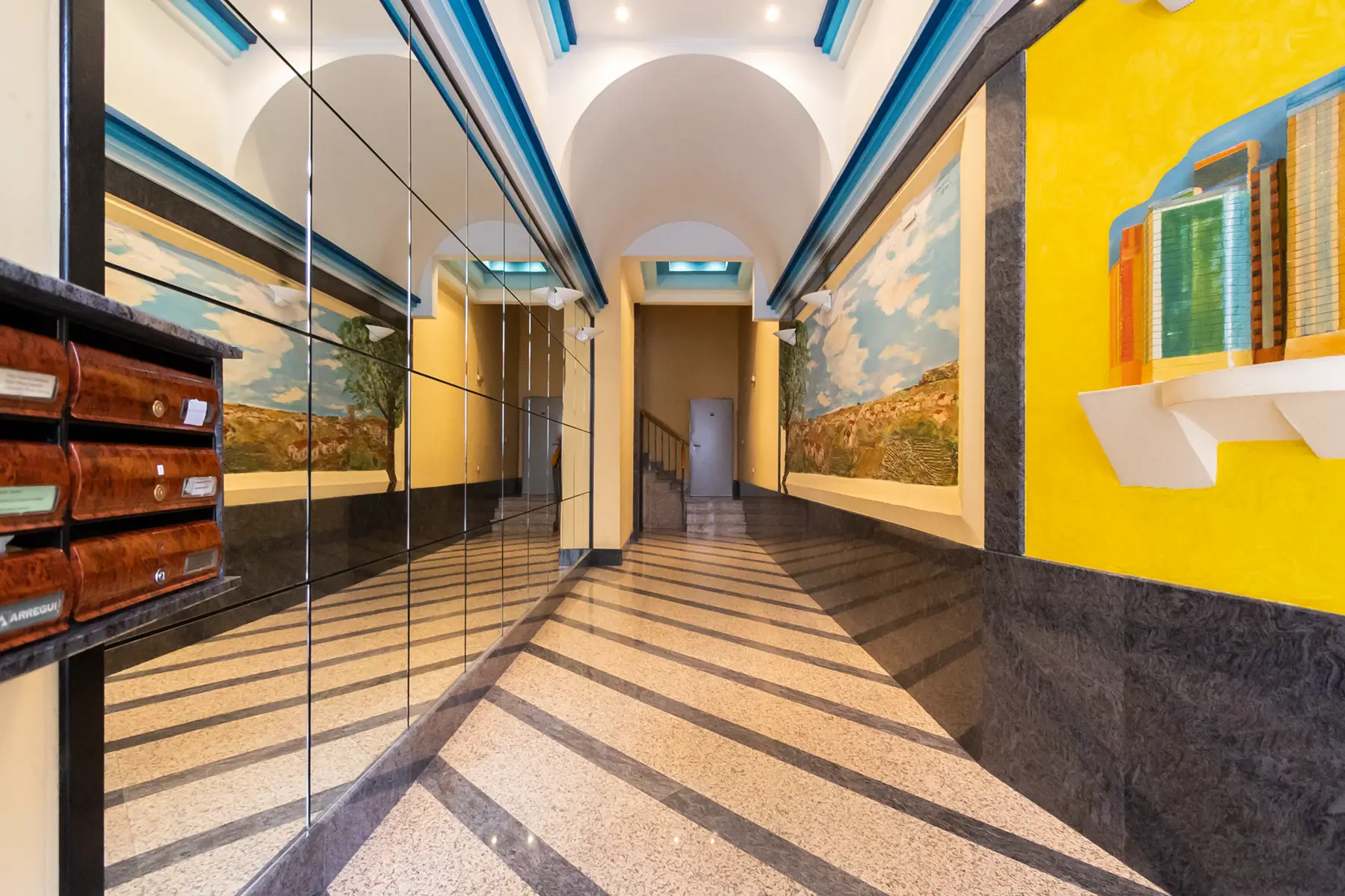 Portal del edificio con murales — InsideHome Palencia Centro, apartamentos turísticos en Palencia