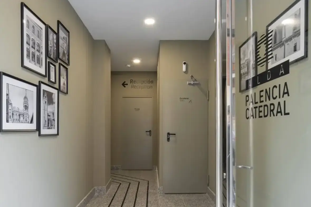 Pasillo de entrada al edificio — InsideHome Palencia Catedral, apartamentos turísticos en Palencia