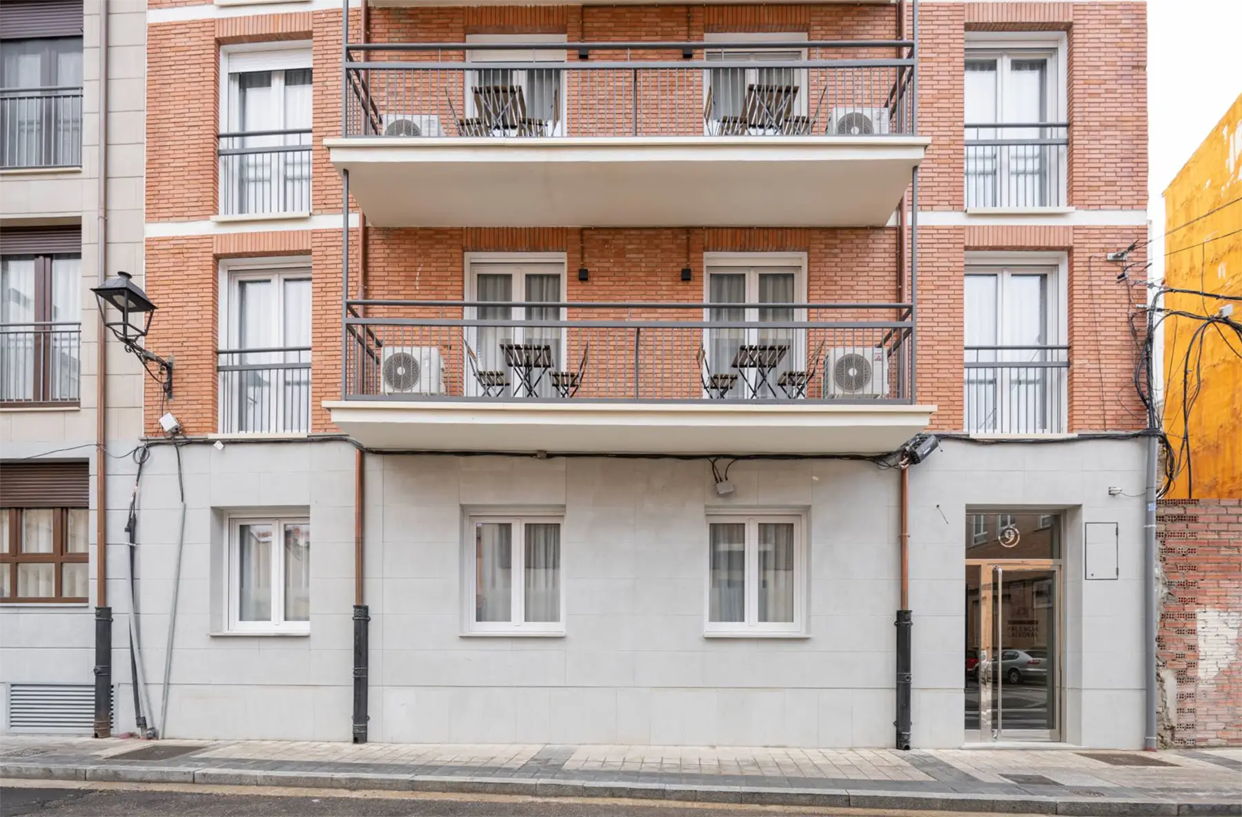 Fachada del edificio con balcones — InsideHome Palencia Catedral, apartamentos turísticos en Palencia