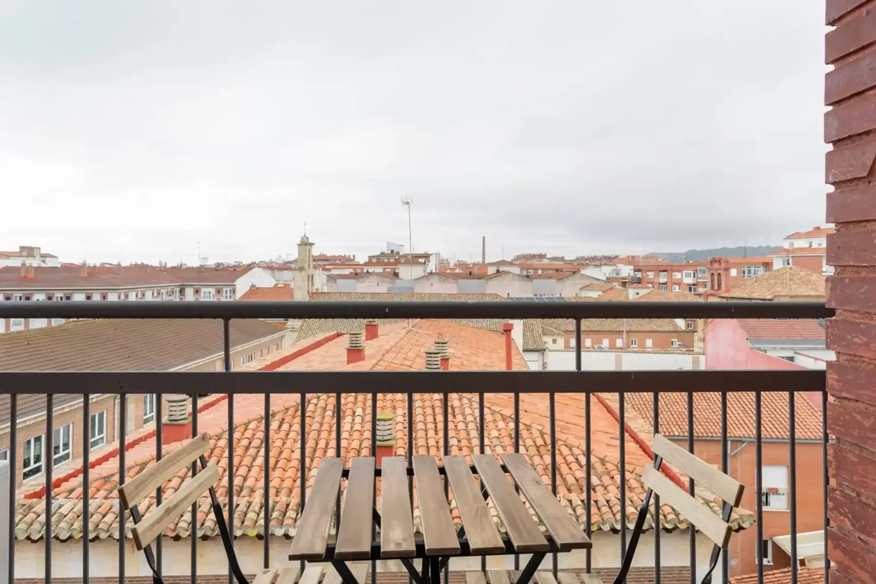 Balcón con vistas a los tejados — InsideHome Palencia Catedral, apartamentos turísticos en Palencia