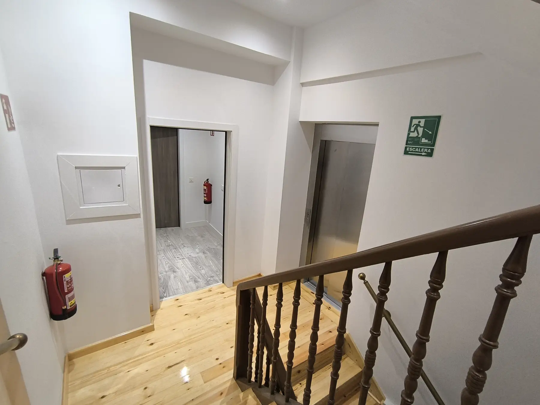 Rellano con escalera y ascensor — InsideHome Ciudad del Cine, apartamentos turísticos en Valladolid