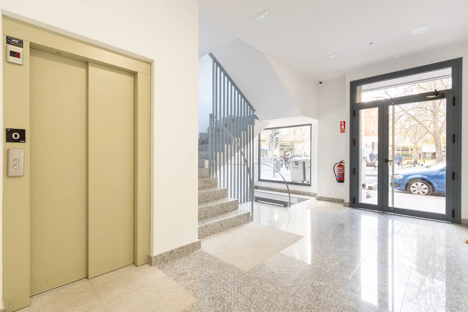 Ascensor y puerta de entrada — InsideHome Ciudad de Valladolid, apartamentos turísticos en Valladolid