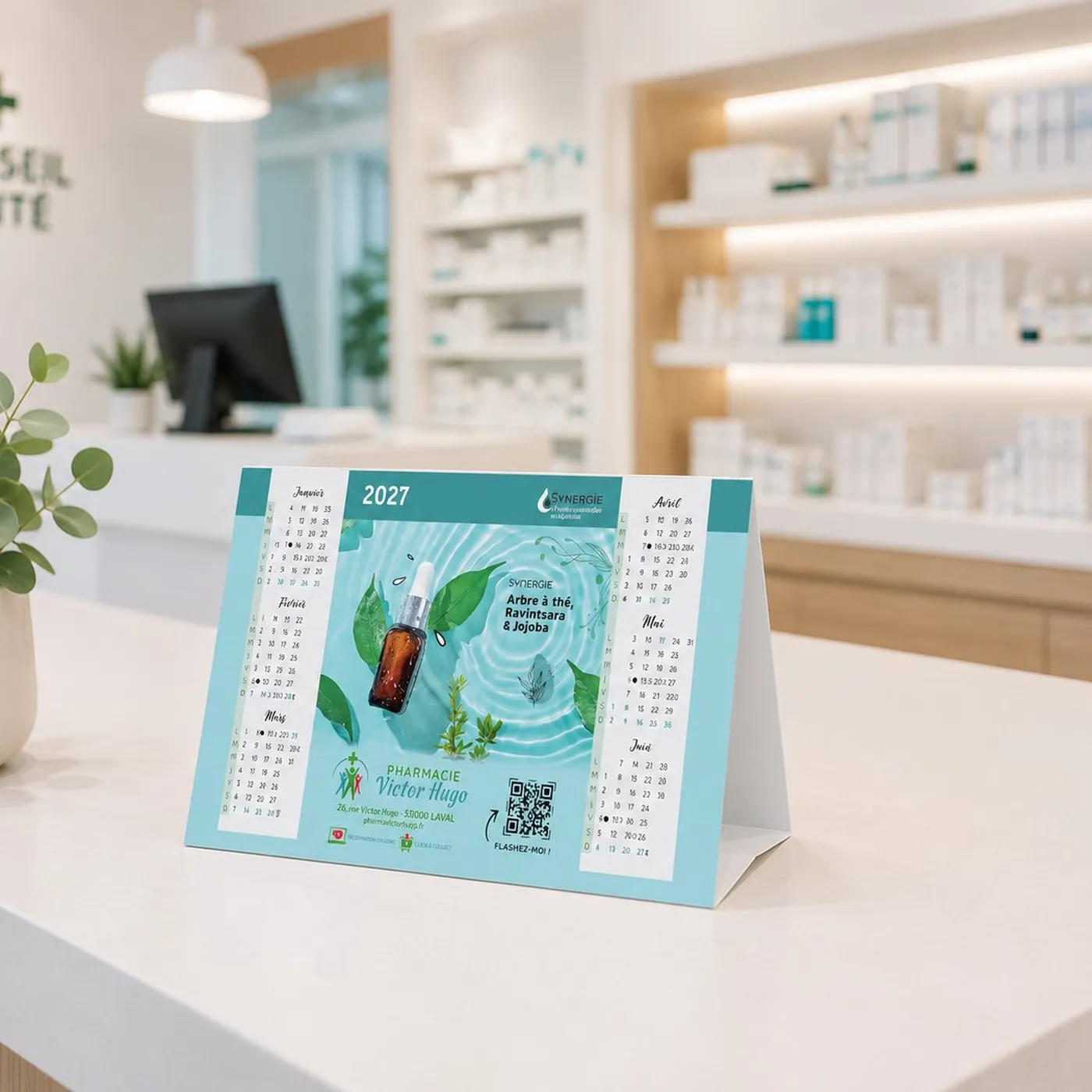 Calendrier 2027 sur un comptoir en pharmacie avec produit et QR code au centre.