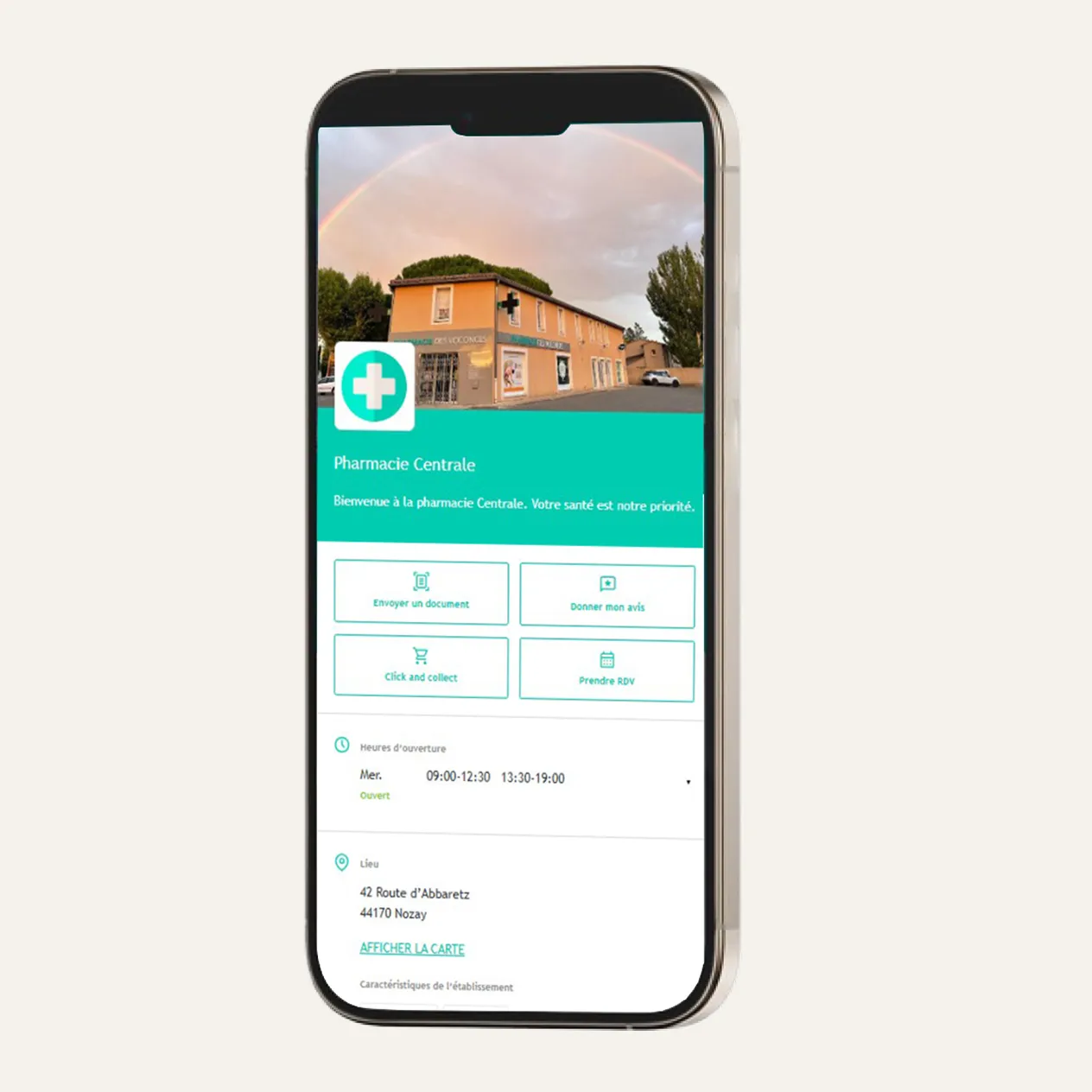 Application mobile montrant la page de la pharmacie Centrale avec horaires, adresse, et options documents, avis, RDV.