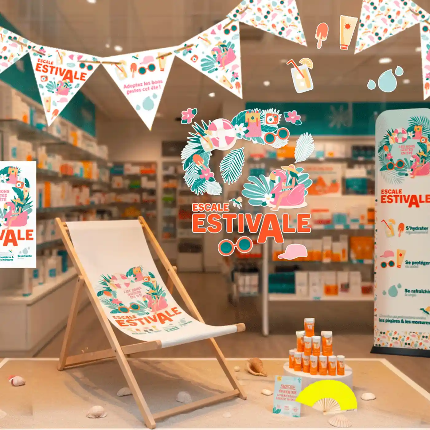 Vitrine estivale avec chaise longue, décorations colorées, et produits d'été en pharmacie.