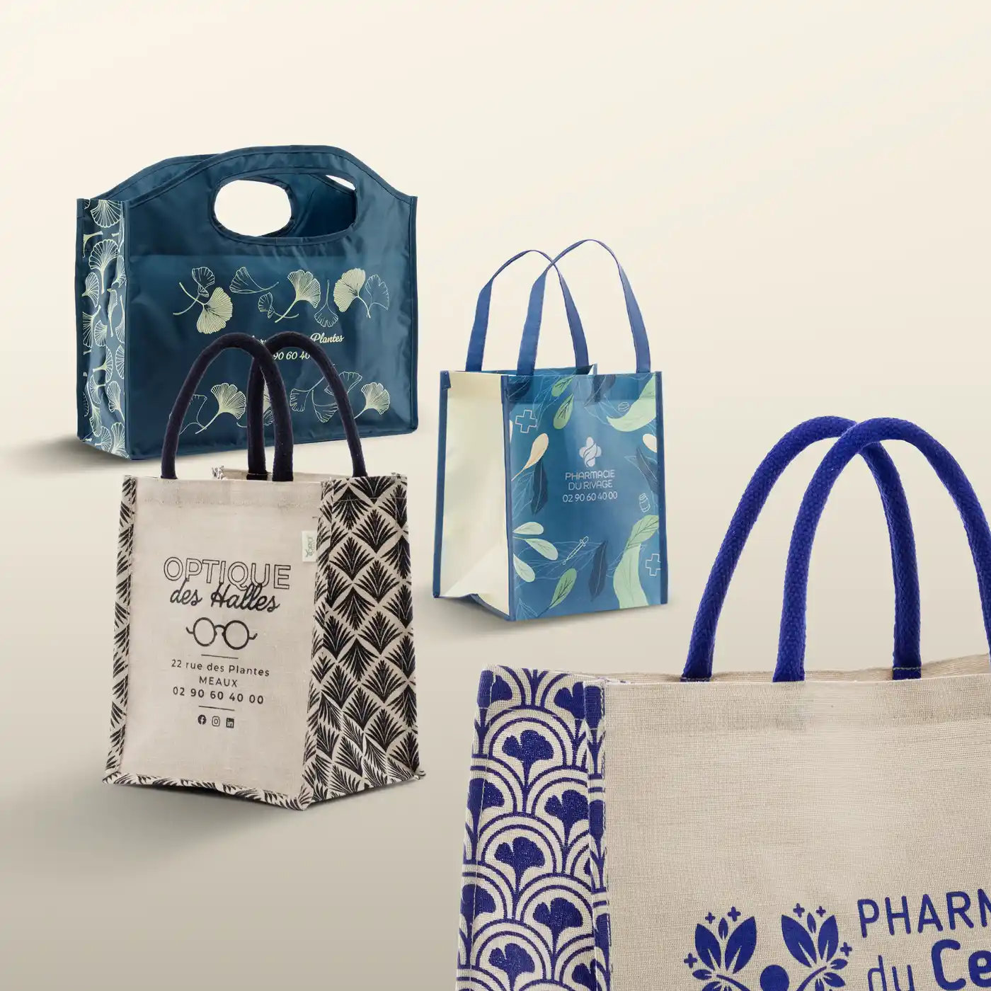 Quatre sacs réutilisables colorés avec différents motifs et logos sur un fond clair.