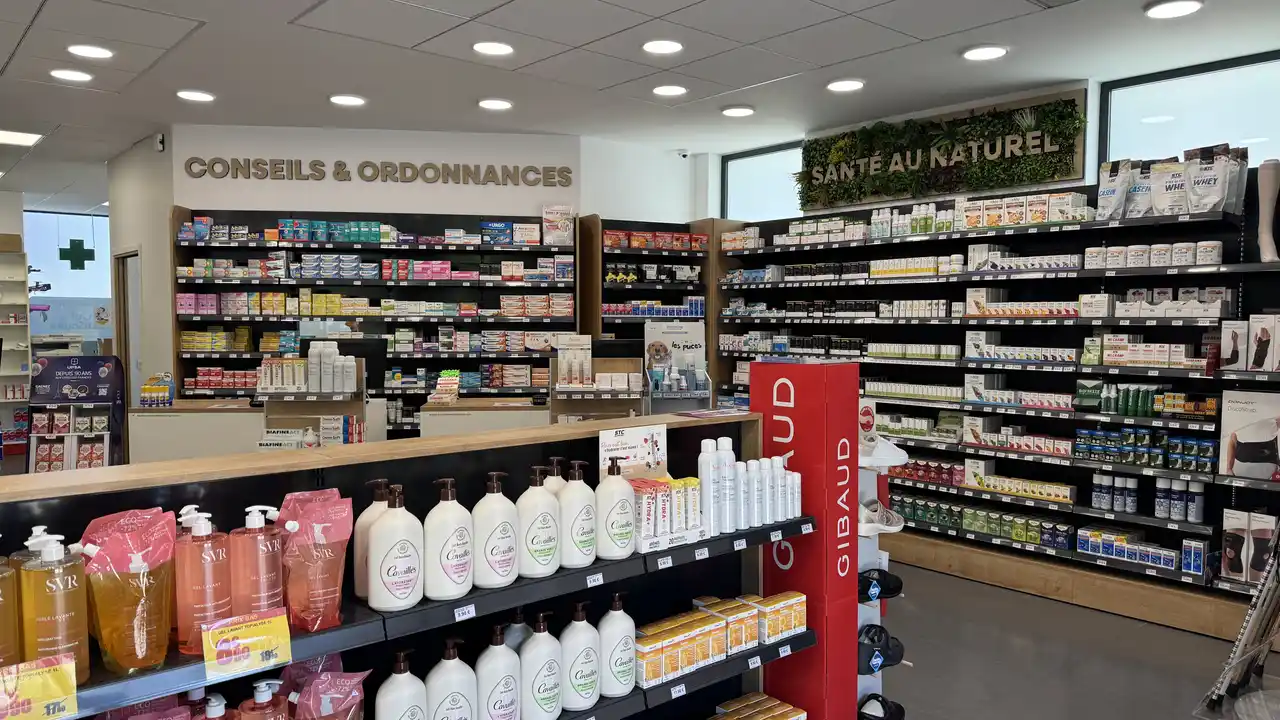 Intérieur d'une pharmacie avec des produits cosmétiques et des sections conseils et santé naturelle.