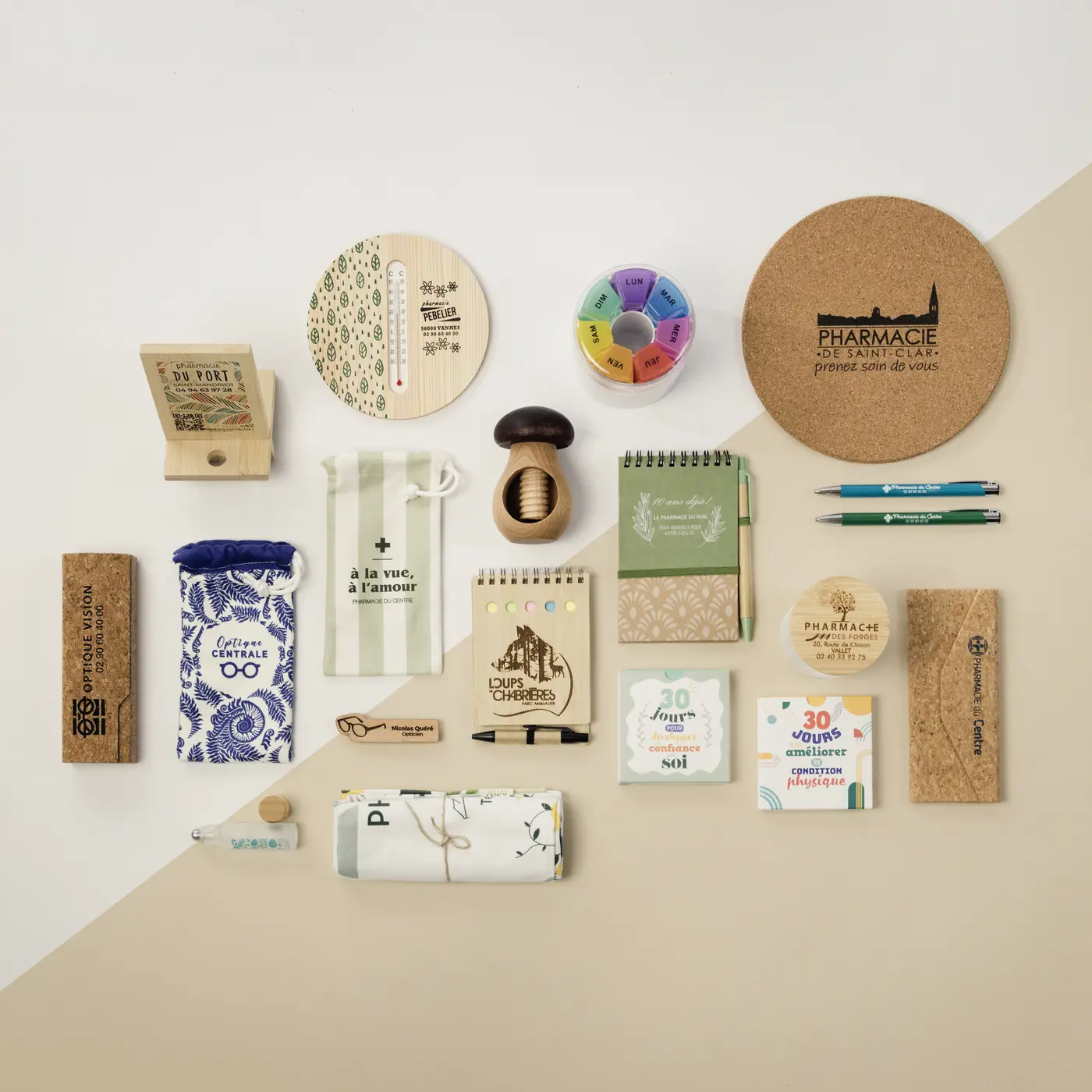 Articles promotionnels écologiques disposés sur fond beige et blanc, incluant carnets, stylos et porte-cartes.