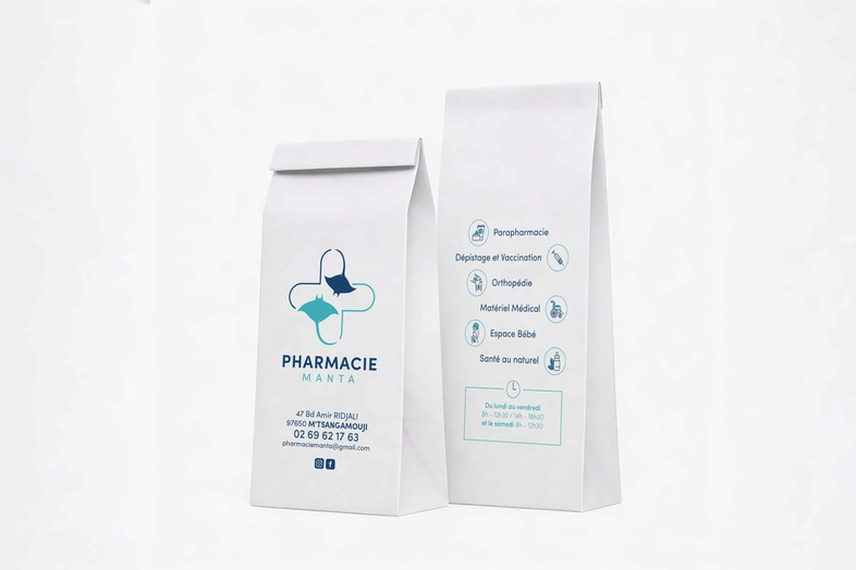 Deux sacs blancs avec logo Pharmacie Manta et services dont vaccination, orthopédie, matériel médical.