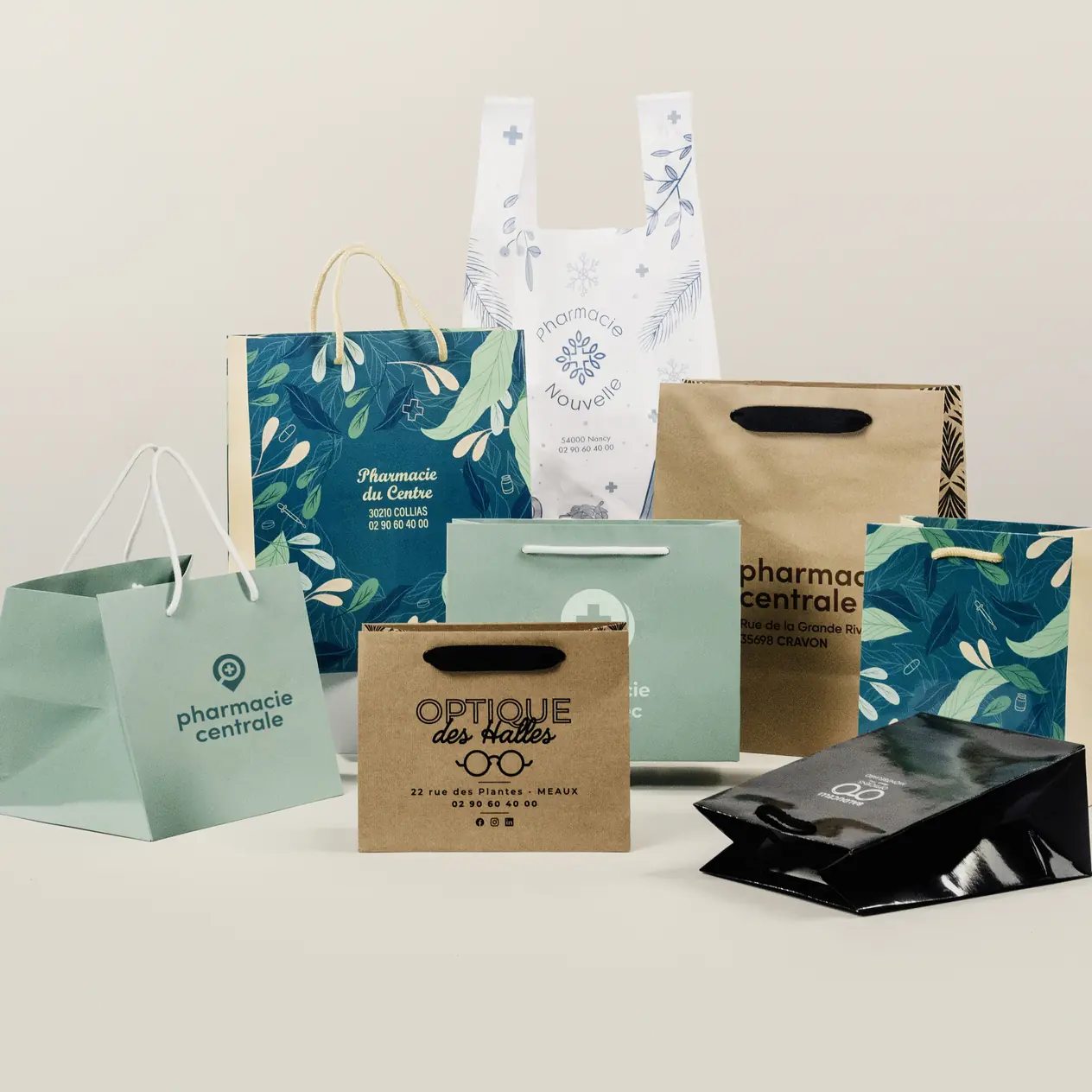 Huit sacs personnalisés variés pour pharmacie et optique avec logos, motifs de feuilles et couleurs diverses.