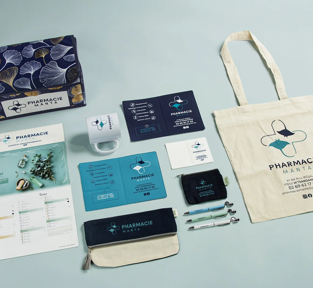 Articles de marque Pharmacie Manta, sacs, tasse, cartes, brochures et stylos avec logo raies manta.