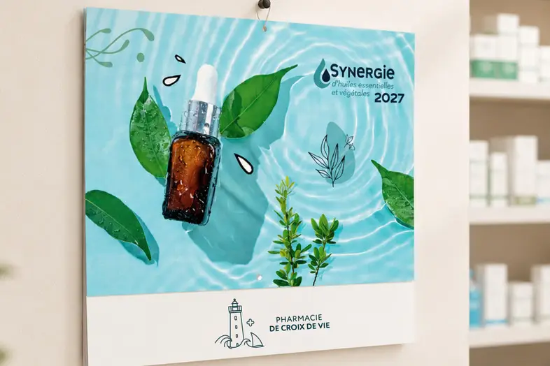 Flacon compte-gouttes brun et feuilles vertes sur fond bleu avec texte Synergie 2027 et Pharmacie de Croix de Vie.