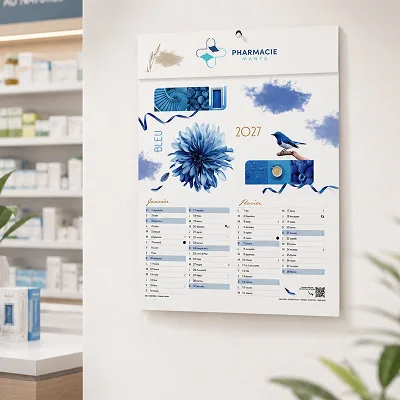 Calendrier 2027 bleu avec fleurs et oiseaux, accroché dans une pharmacie moderne.