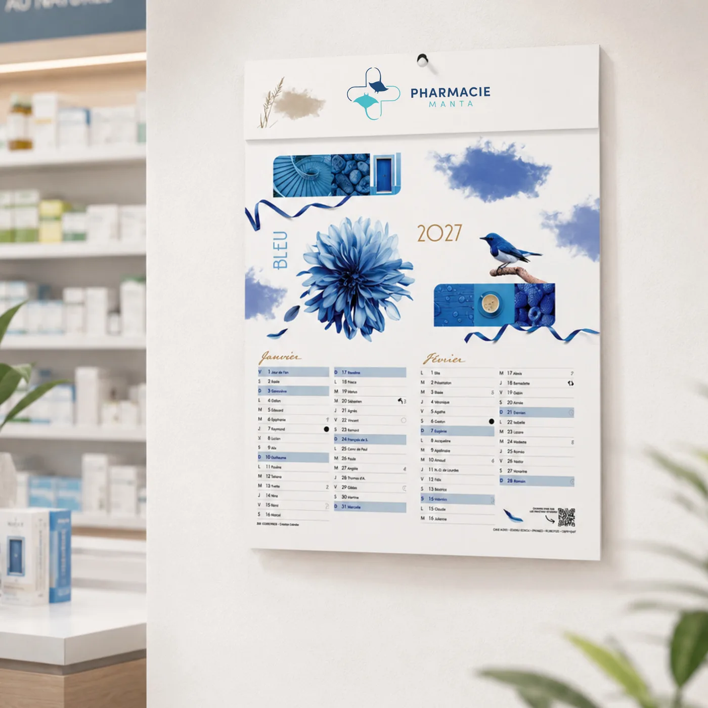 Calendrier mural 2027 bleu avec fleurs, oiseau, rubans et logo de pharmacie Manta.