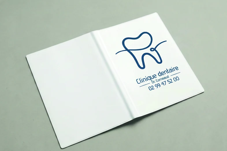 Porte-documents blanc avec logo dentaire et coordonnées de la clinique du Dr Corneaud.