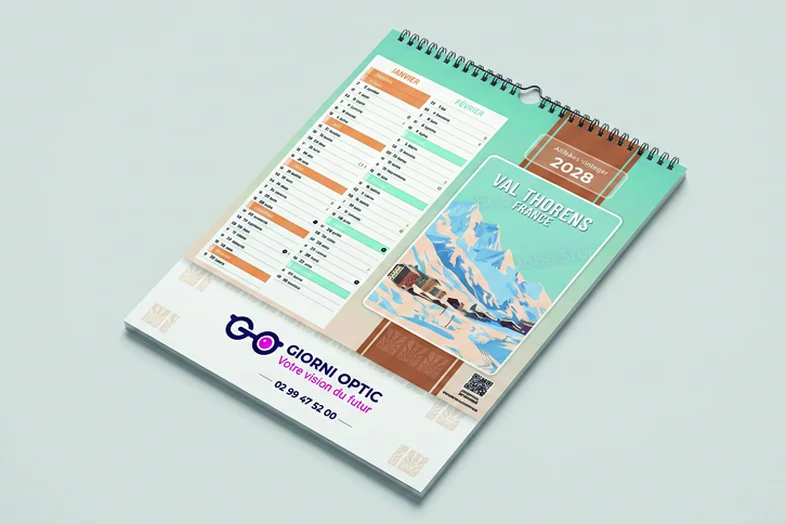 Calendrier mural 2028 avec illustration des montagnes et logo Giorni Optic en bas.