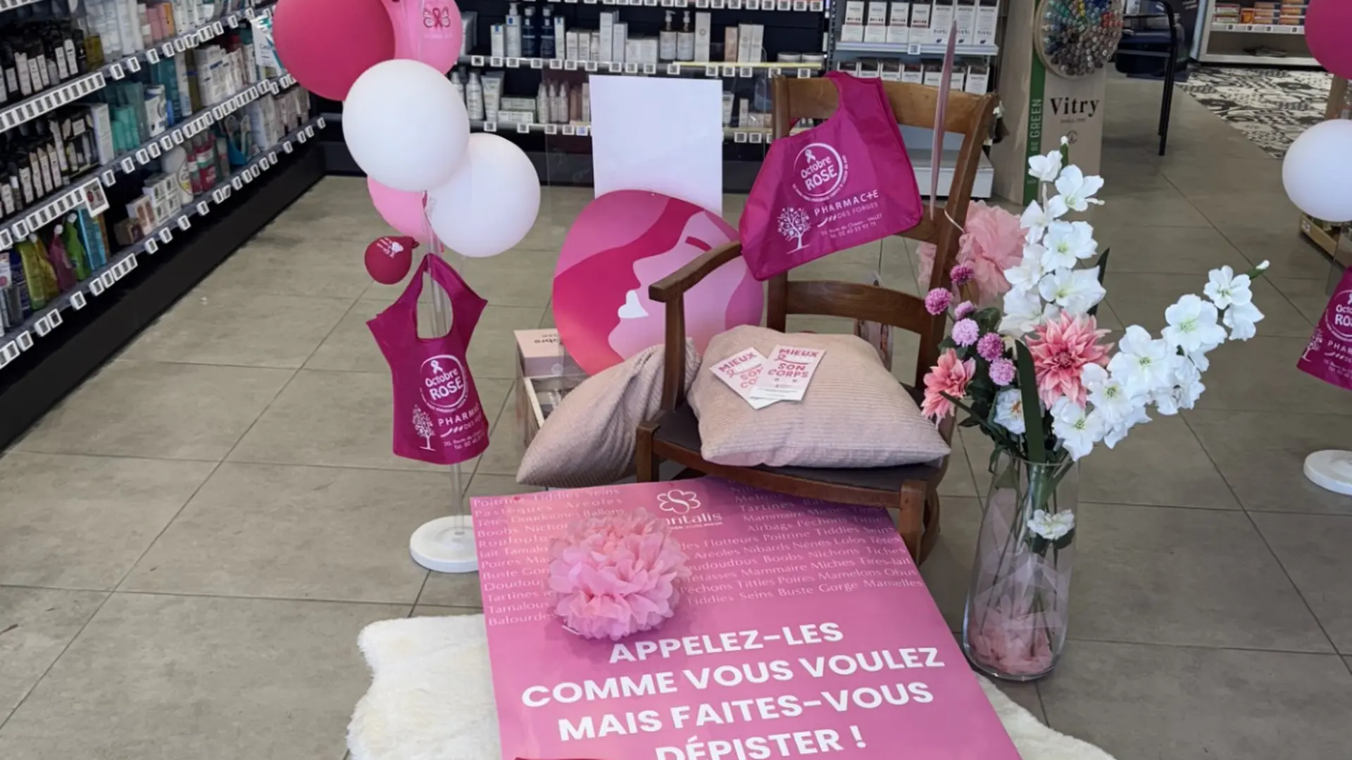 Coin de pharmacie avec décoration rose et blanche pour campagne Octobre Rose, plaid rose sur une table.