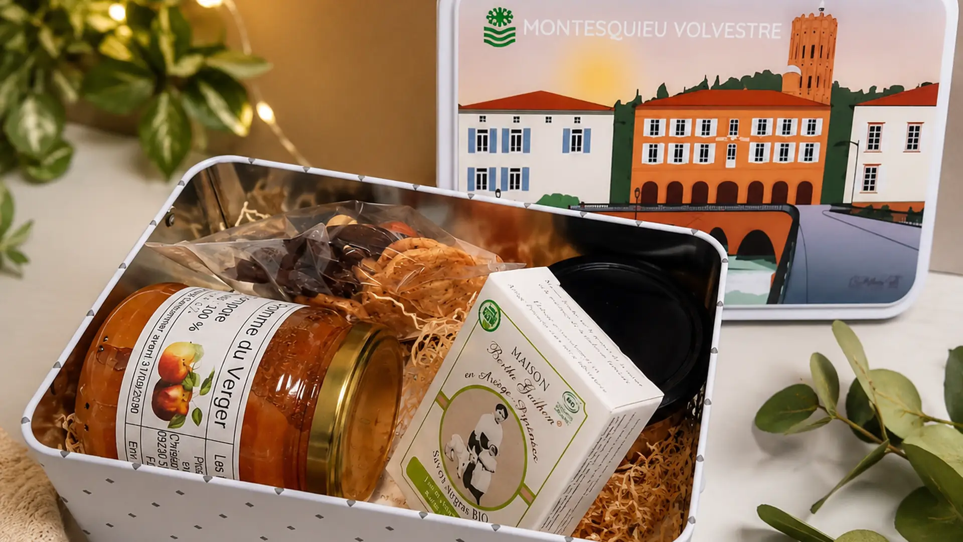 Coffret cadeau avec confiture, savons bio et biscuits dans une boîte décorée Montesquieu Volvestre.