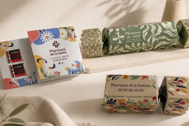 Échantillons de chocolat promotionnels décorés aux motifs floraux avec noms et contacts de pharmacies françaises.