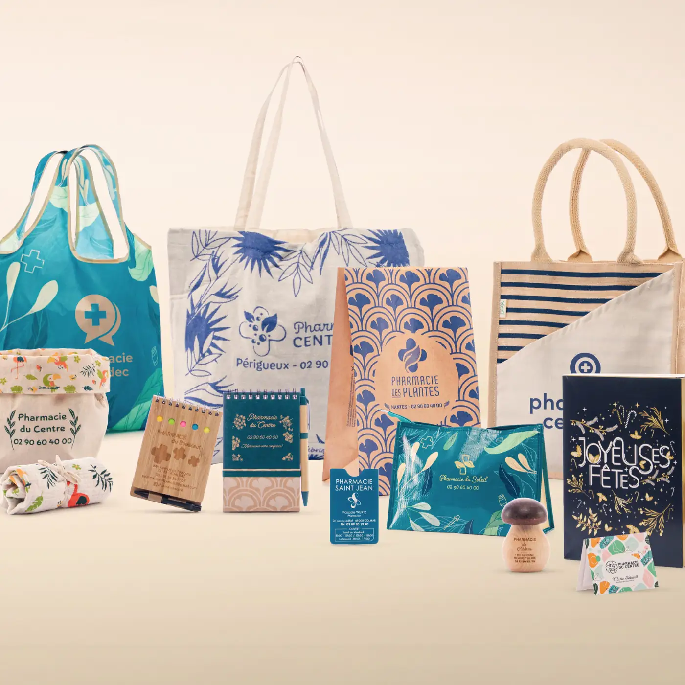 Sacs, carnets, et objets promotionnels avec logos et motifs de pharmacies sur fond beige.