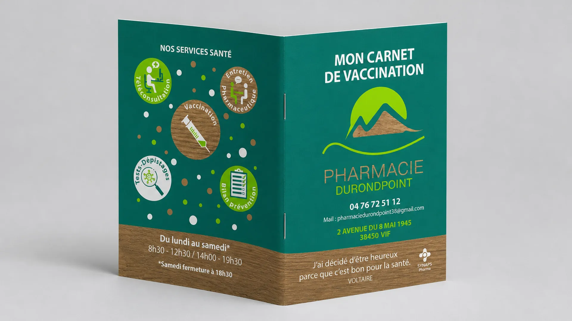 Dépliant vert de pharmacie avec services santé, contact, adresse et citation de Voltaire.