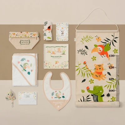 Accessoires bébé avec motifs d'animaux et toise décorative dans des tons doux et naturels.