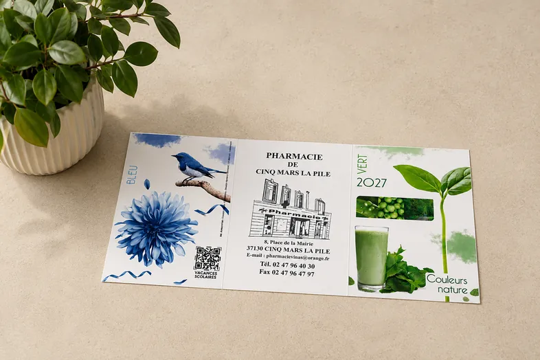 Dépliant avec fleur bleue, oiseau, et feuille verte illustrant les couleurs nature de la pharmacie.