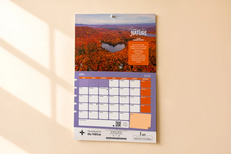 Calendrier mural 2027 d'avril avec photo nature lac et forêt automnale en haut.