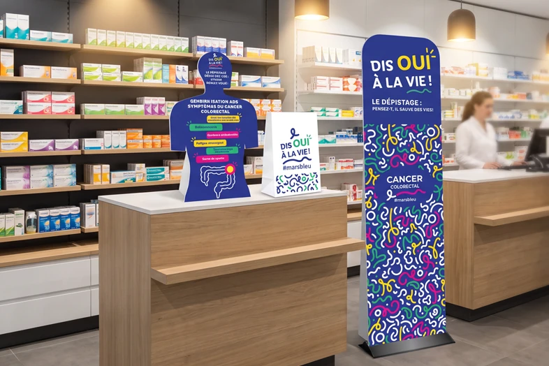 Affiches de sensibilisation au dépistage du cancer colorectal dans une pharmacie moderne.