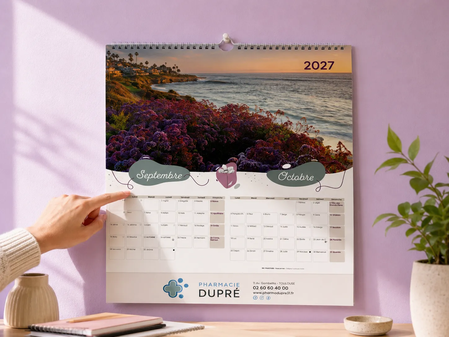 Calendrier mural 2027 affichant septembre et octobre avec photo d’un paysage côtier au coucher du soleil.