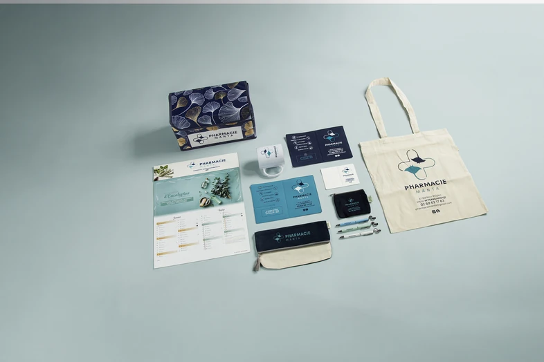 Ensemble d'articles de marque pour pharmacie, comprenant sac, pochettes, cartes et calendrier.