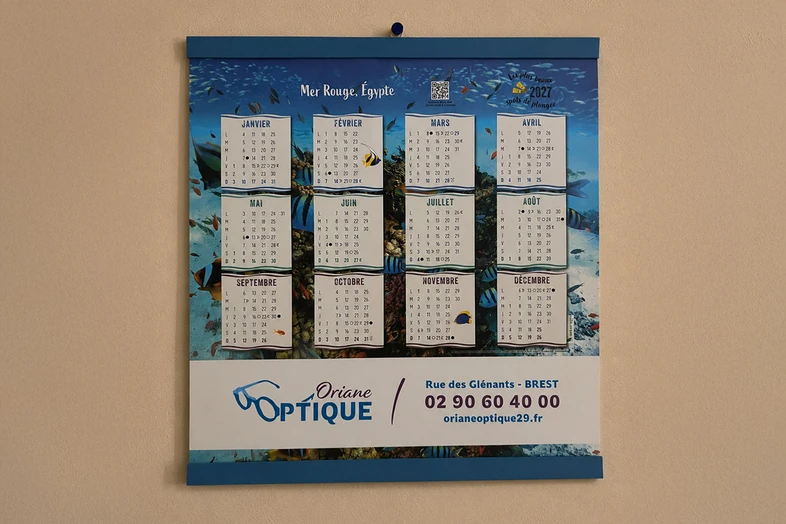Calendrier mural 2027 avec photos de poissons et coraux en mer Rouge, Égypte, publicité pour opticien à Brest.