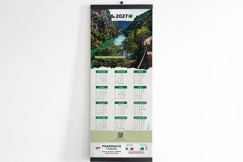 Calendrier mural 2027 avec une photo d'un sentier au bord d'une rivière entre des montagnes.