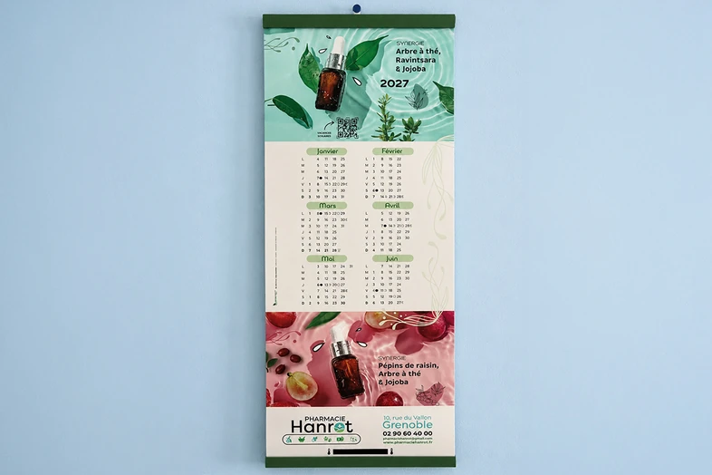 Calendrier 2027 avec illustration de bouteilles d'huiles essentielles et infos pharmacie Hanrot Grenoble.