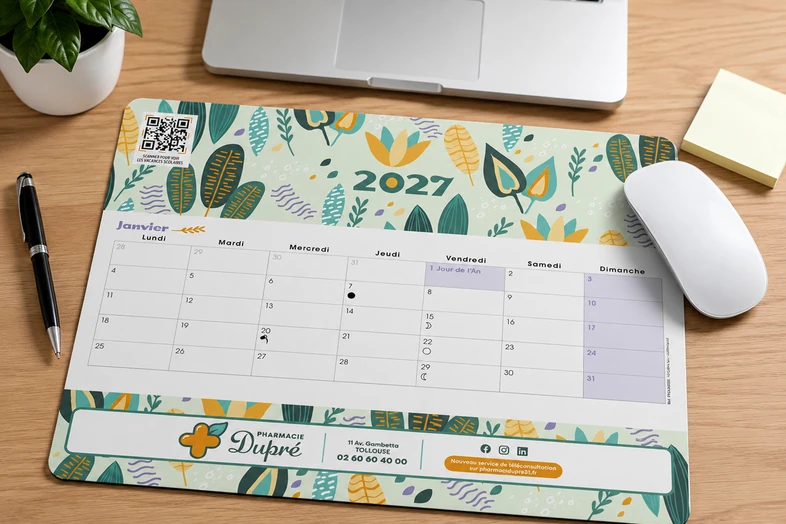 Tapis de souris calendrier 2027 en français avec motifs végétaux, stylo, ordinateur portable et souris.