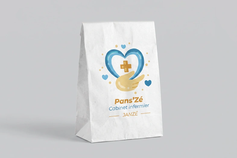 Sac blanc avec un logo bleu et or en forme de cœur et main, texte Pans'Zé Cabinet infirmier Janzé.