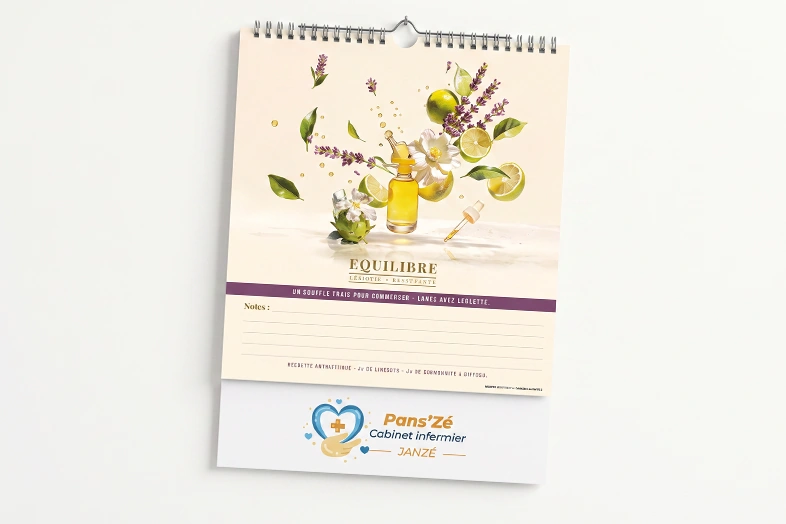 Calendrier mural avec illustration d'huile essentielle, citron, fleurs et logo Pans'Zé cabinet infirmier Janzé.