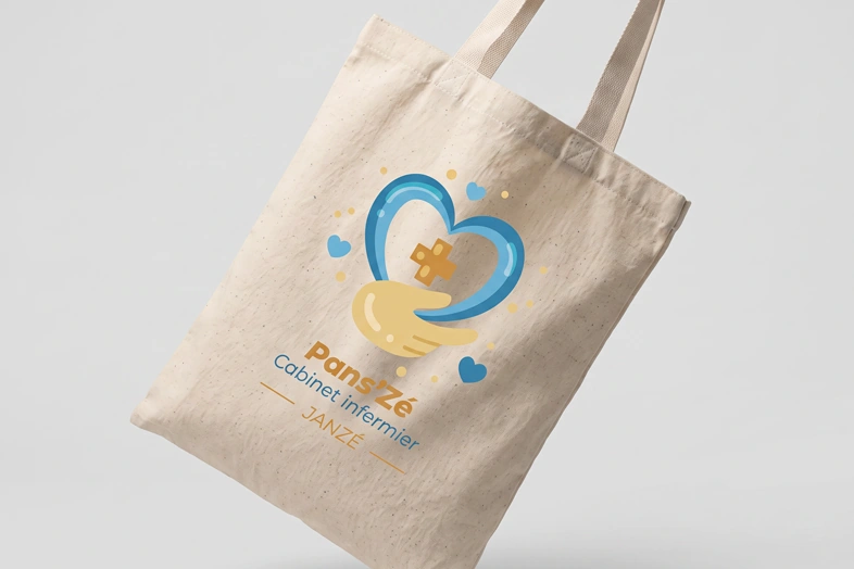 Sac en tissu beige avec logo d'une main tenant un cœur bleu et texte 'Panszé Cabinet infirmier Janzé'.