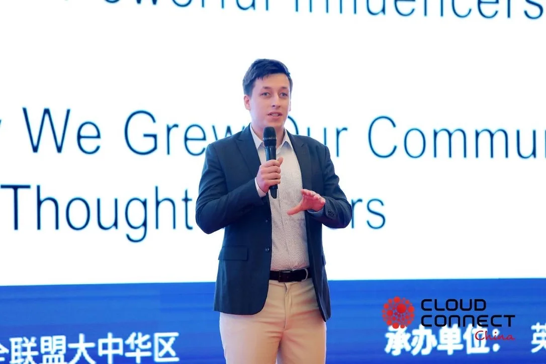 Julien Sicard speaking on stage at Cloud Connect China
