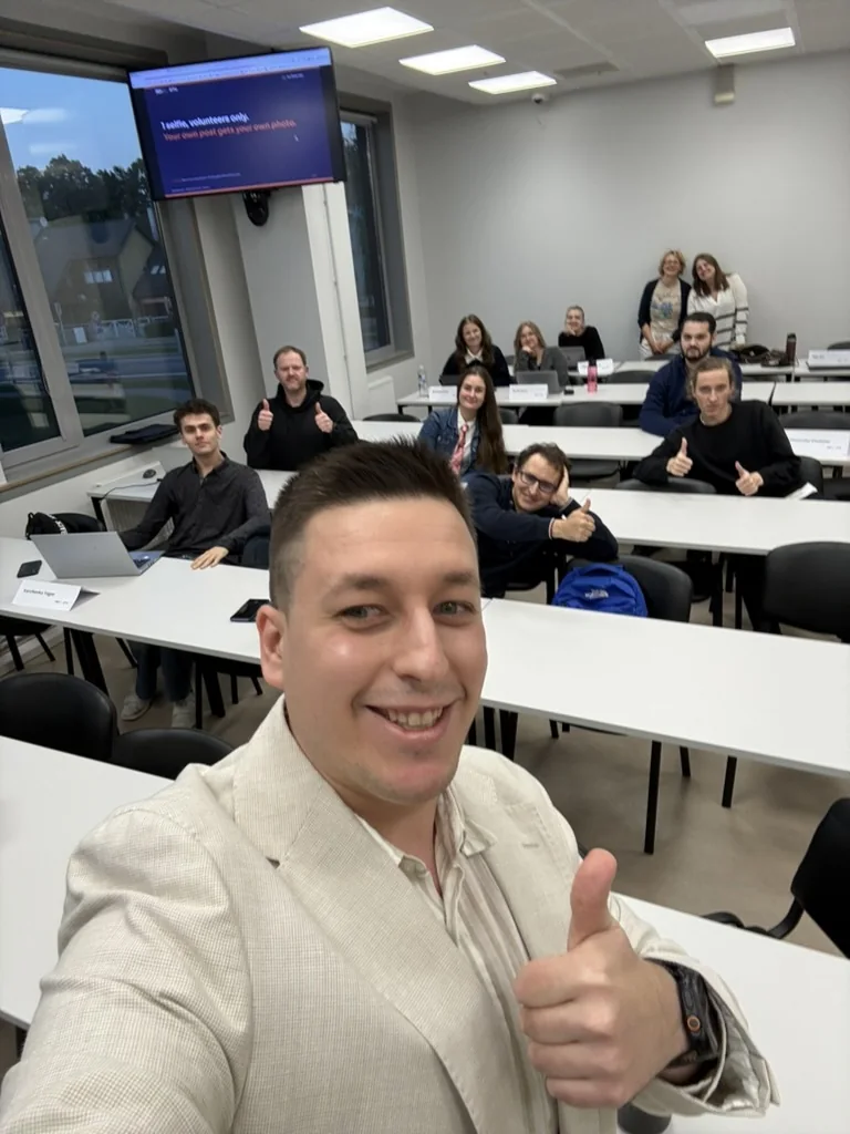 Julien Sicard with a class of professionals in a classroom