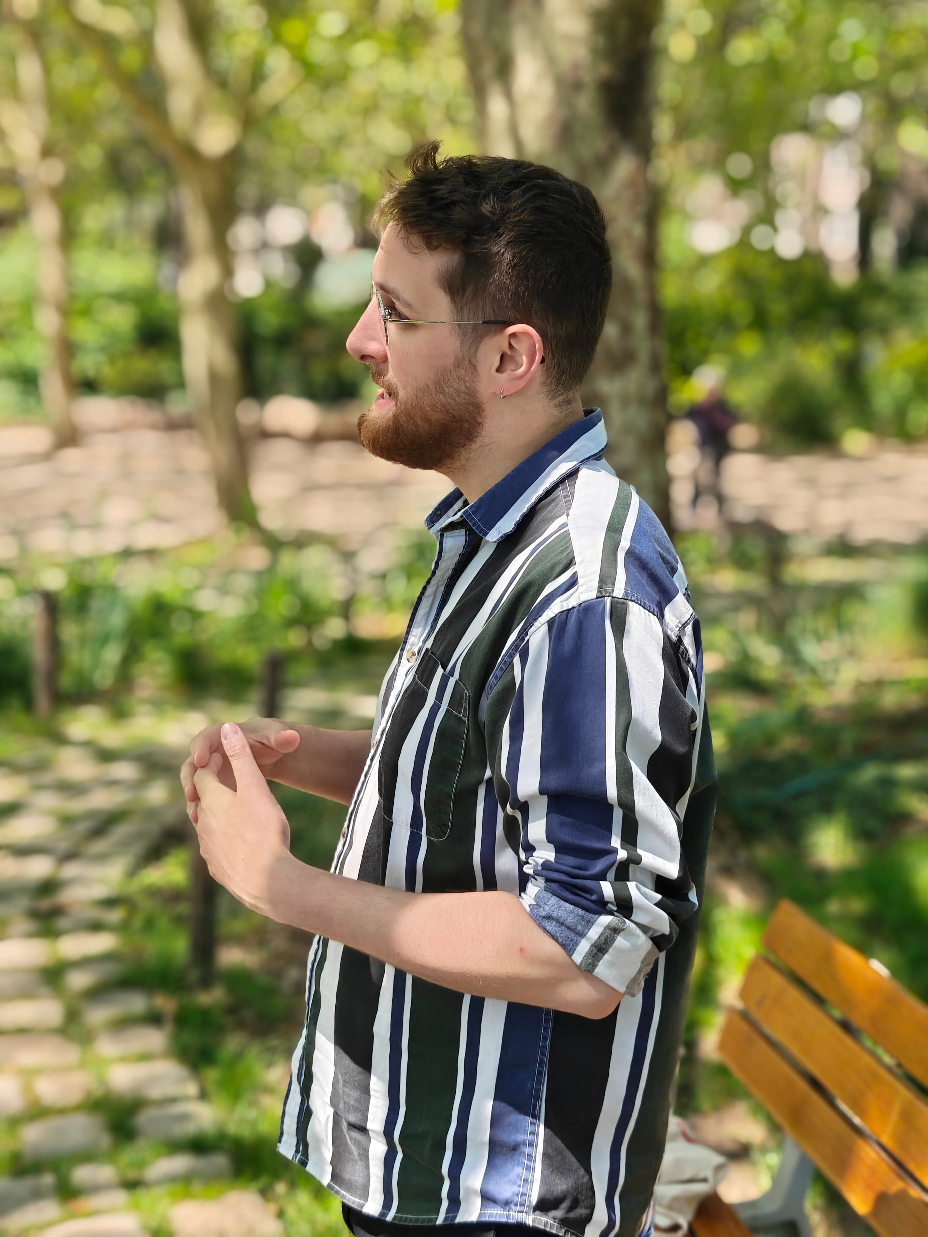 homme animant une session debout