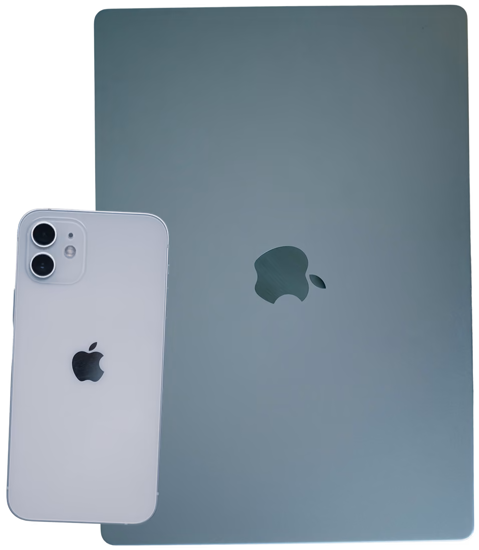 Ein silbernes Apple iPhone mit zwei Kameralinsen liegt auf einem geschlossenen, grauen Apple MacBook.