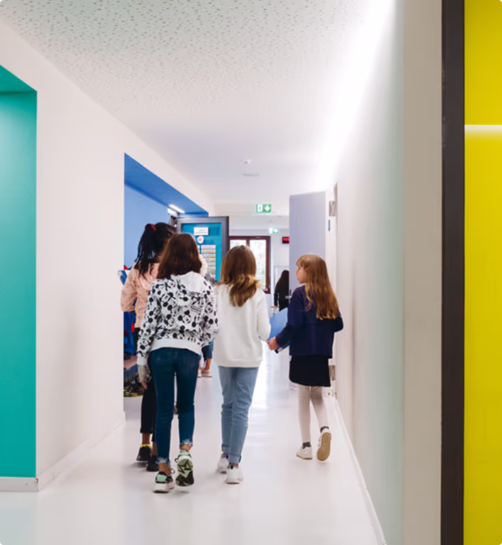4 jeunes filles marchent dans le couloir de la crèche UAPE