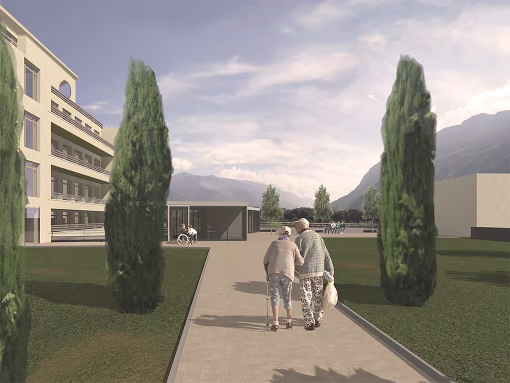 Couple de personnes âgées marchant sur une allée entre des cyprès, près d’un bâtiment moderne avec montagne en arrière-plan.